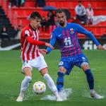 El rojiblanco Chasco protege el balón ante Carnicer.