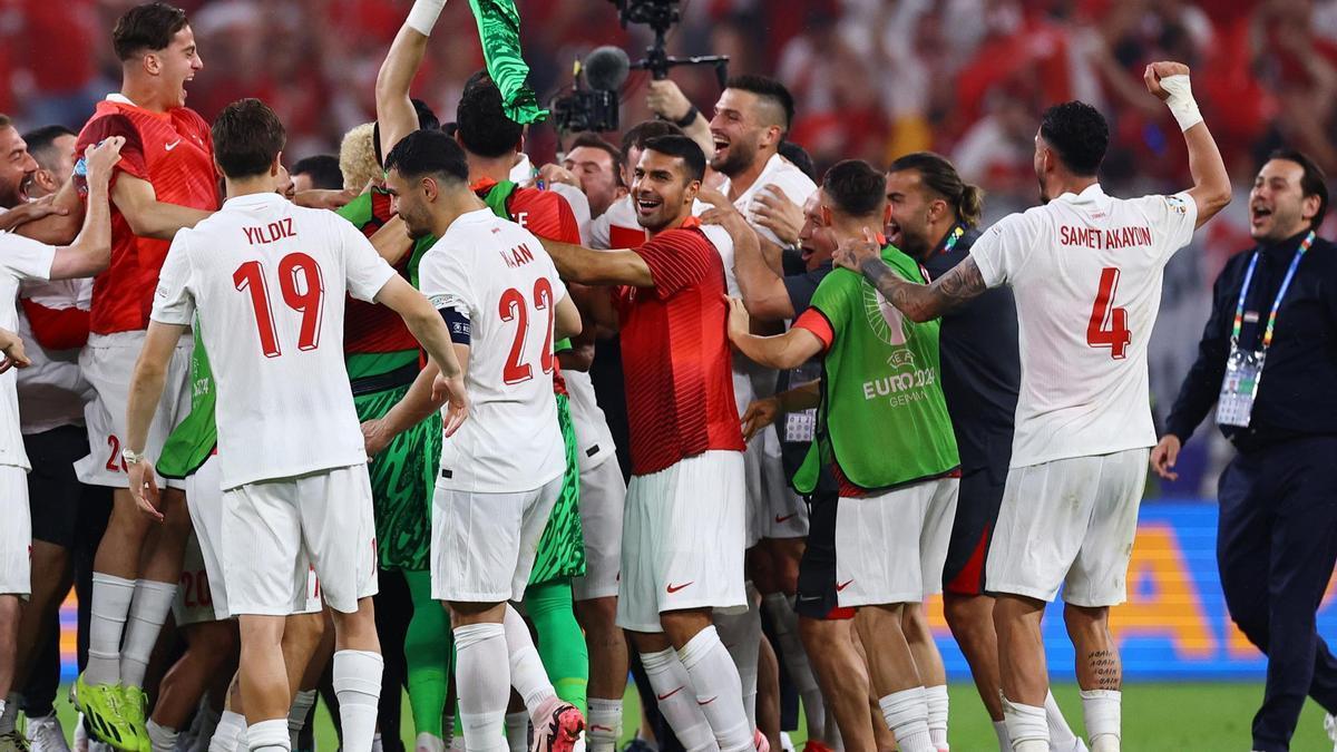 Los jugadores turcos celebran su victoria frente a la República Checa