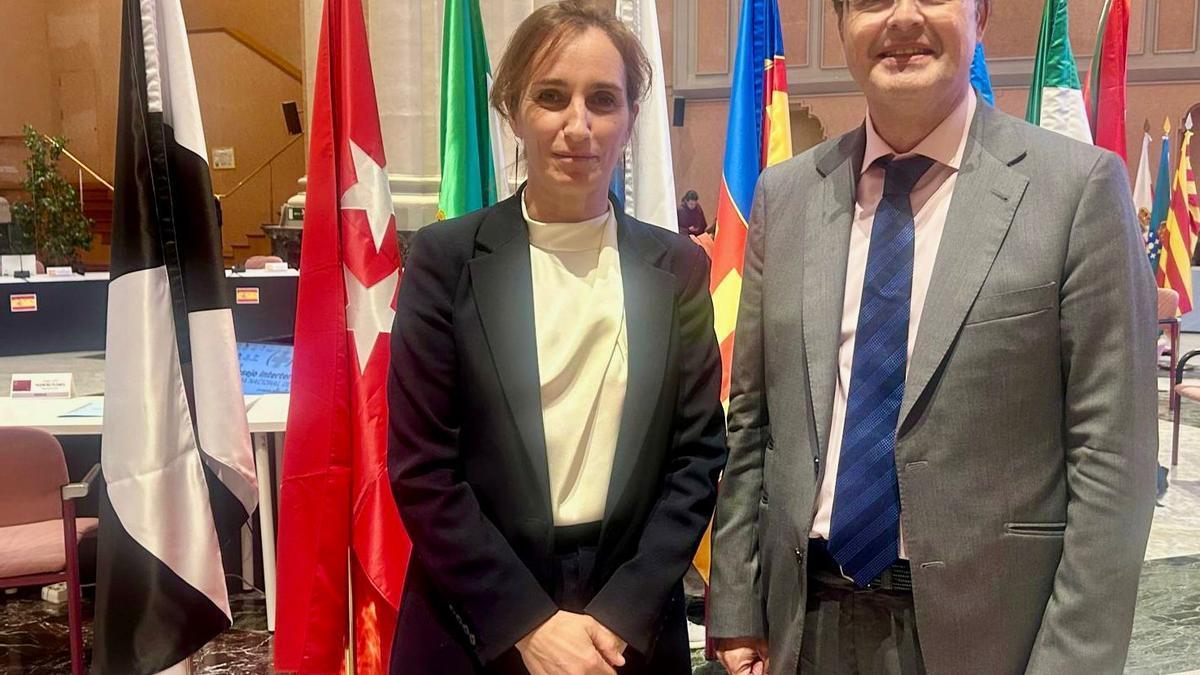 La ministra de Sanidad, Mónica García, junto con el consejero vasco de Salud, Alberto Martínez.