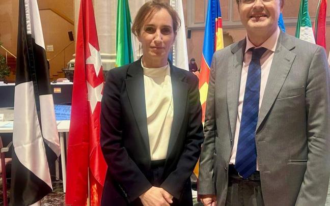 La ministra de Sanidad, Mónica García, junto con el consejero vasco de Salud, Alberto Martínez.