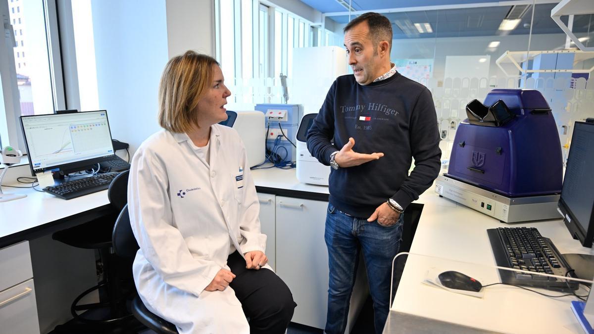 Iker García, a la dercha, junto a su doctora Cristina Sierra