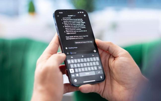 Un usuario espera la respuesta de ChatGPT en el móvil.