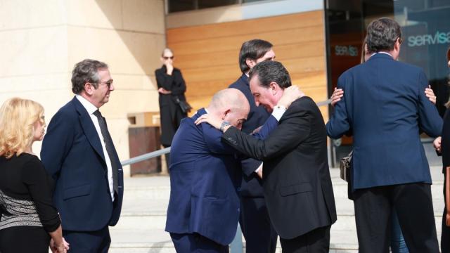 El presidente del PP de Huelva, Manuel Andés González (derecha), junto al presidente de ATA y vicepresidente de la CEOE, Lorenzo Amor, en el velatorio de la exministra Fátima Báñez.