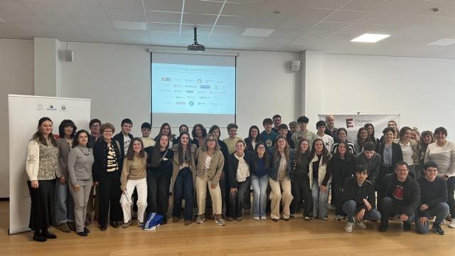Participantes en la sesión final del programa "Elkarrekin eraikitzen", que tuvo como marco al Elkargune de Azkoitia.