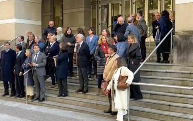 Concentración de los magistrados ante el TSJPV.