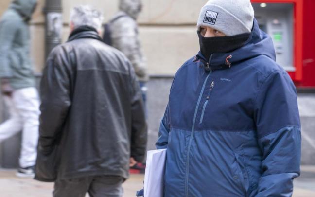 Emakume bat hiritik paseatzen.