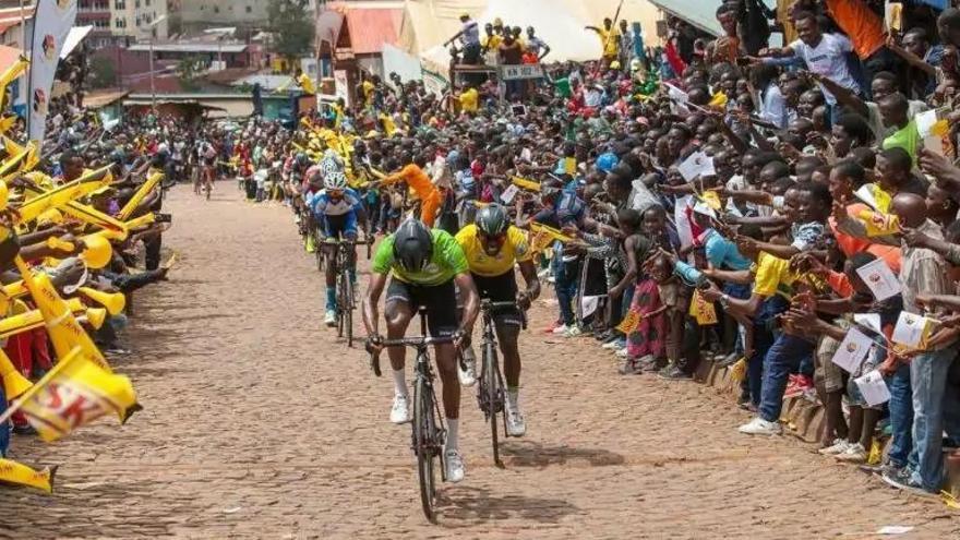 Los aficionados, a millares, siguieron la carrera con pasión.
