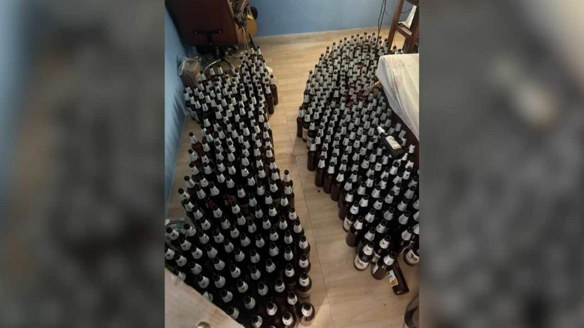 La habitación en la que murió el hombre, llena de botellines de cerveza.
