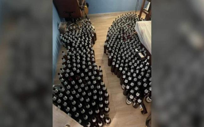 La habitación en la que murió el hombre, llena de botellines de cerveza.