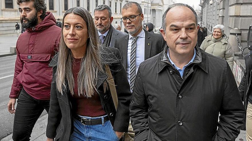 Jordi Turull y Míriam Nogueras, abandonando ayer el Congreso de los Diputados. | FOTO: EFE