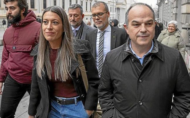 Jordi Turull y Míriam Nogueras, abandonando ayer el Congreso de los Diputados. | FOTO: EFE Jordi Turull y Míriam Nogueras, abandonando ayer el Congreso de los Diputados. | FOTO: EFE