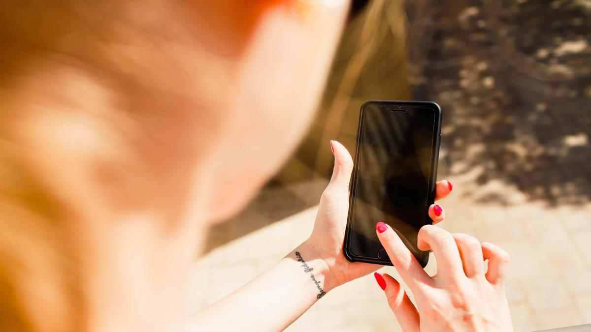 Mujer con el teléfono expuesto al calor