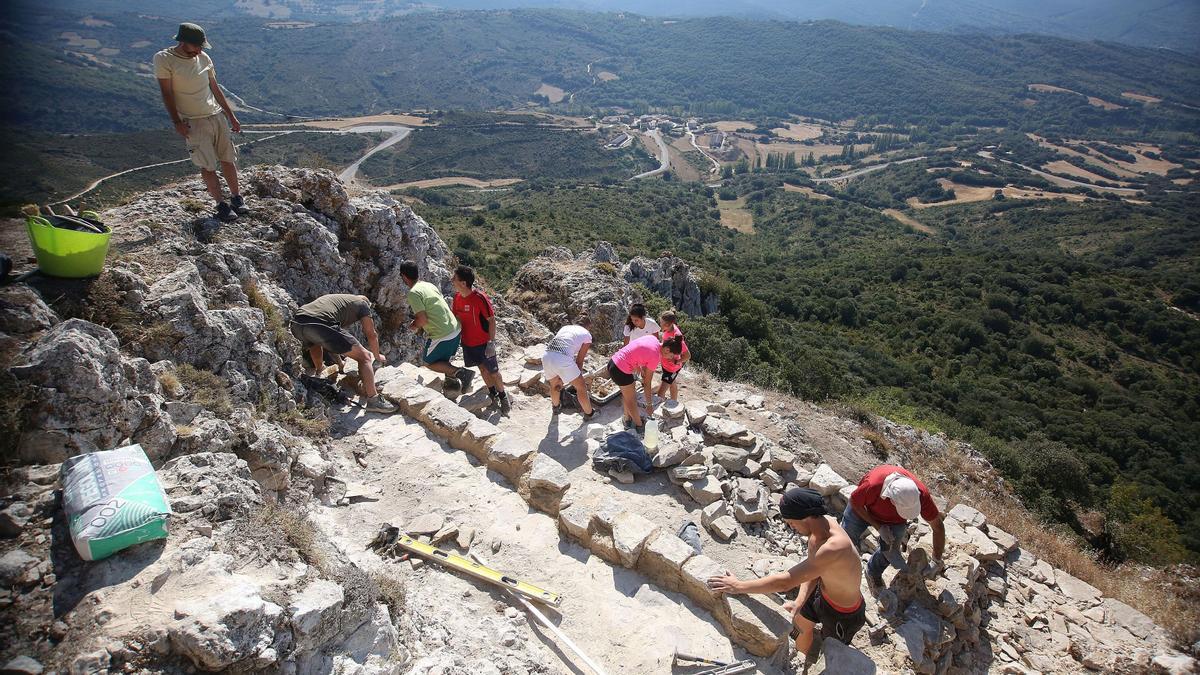 El grupo le da forma al aljibe del castillo de Gerga bajo un sol de justicia.
