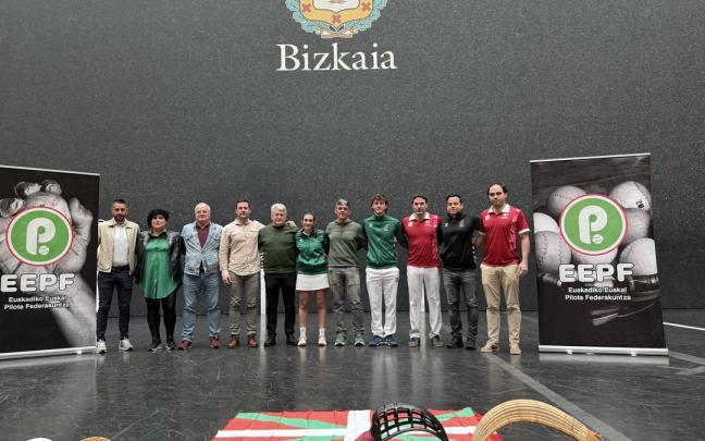Los representantes de las diferentes selecciones en la presentación del Grabni en el frontón Bizkaia de Bilbao.