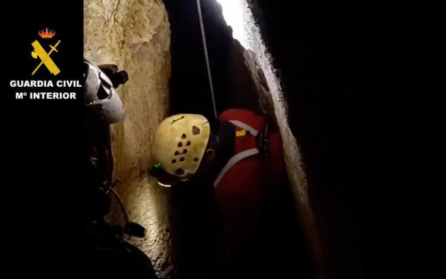 Los equipos de rescate revisan galerías para encontrar a los dos espeleólogos desaparecidos