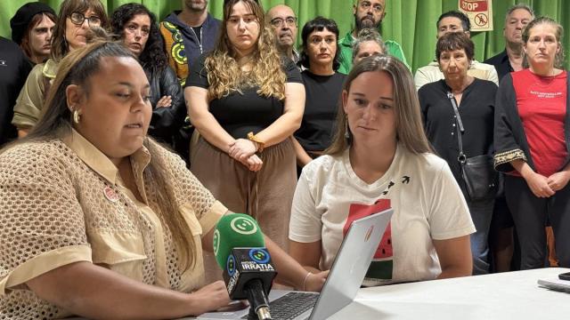 Palmira Dual (izquierda) durante la rueda de prensa