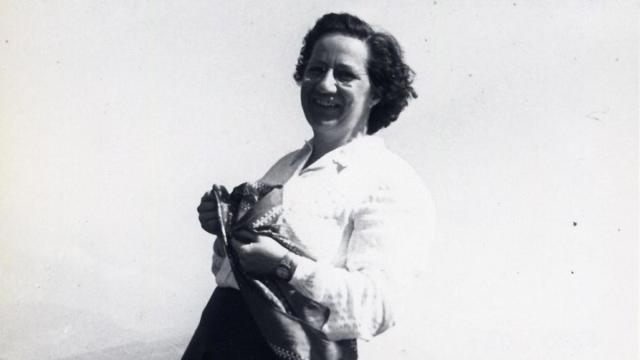 El libro recoge la vida de Mercedes Kareaga, una mujer que tuvo un enorme compromiso social con la villa armera.