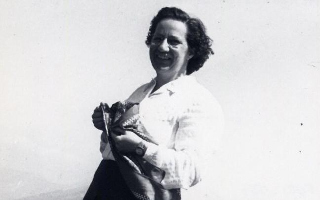 El libro recoge la vida de Mercedes Kareaga, una mujer que tuvo un enorme compromiso social con la villa armera.