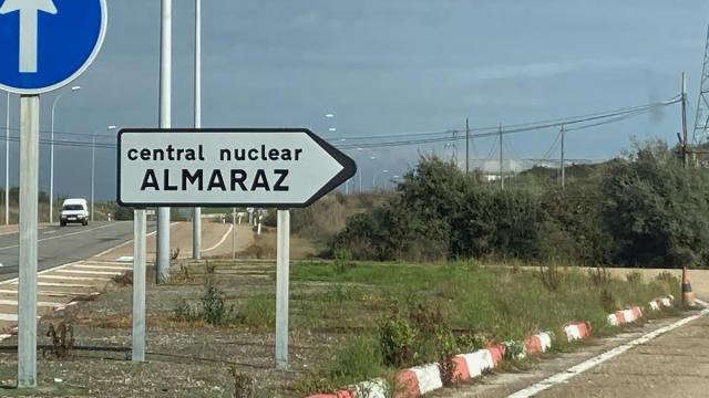 Señal hacia la Central Nuclear de Almaraz