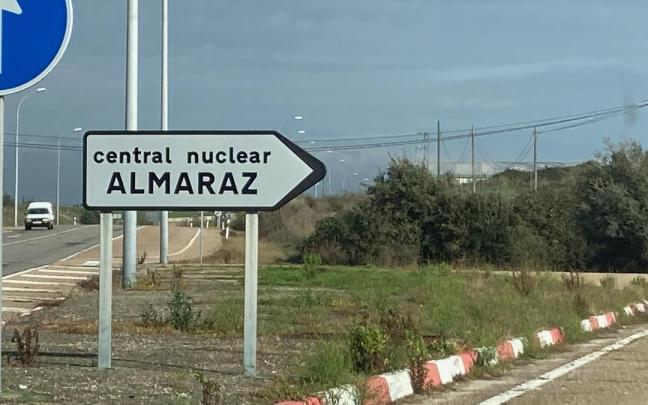 Señal hacia la Central Nuclear de Almaraz