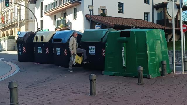 Un vecino deposita una bolsa de basura en unos contenedores de Sestao. / M. A. PARDO Un vecino deposita una bolsa de basura en unos contenedores de Sestao.