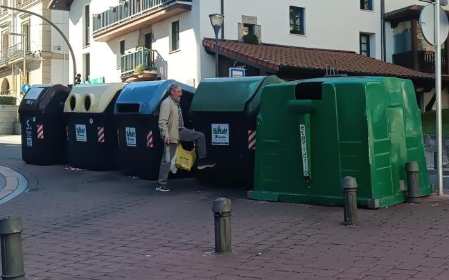 Un vecino deposita una bolsa de basura en unos contenedores de Sestao. / M. A. PARDO Un vecino deposita una bolsa de basura en unos contenedores de Sestao.