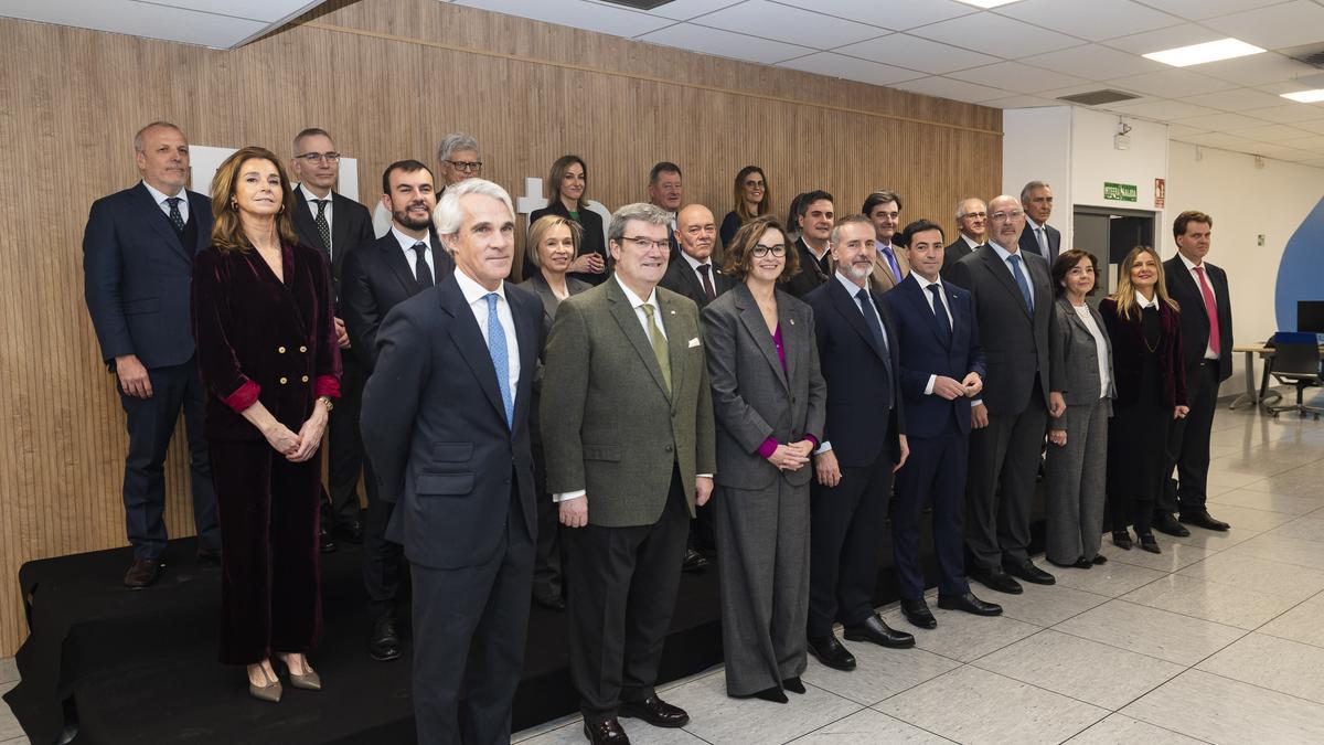 En la imagen, los asistentes posan en la inauguración.