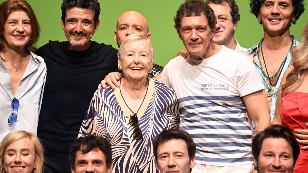 El productor teatral Luis Álvarez, la actriz María Galiana y Antonio Banderas durante la presentación de la nueva temporada del Gran Teatro Pavón en 2025.