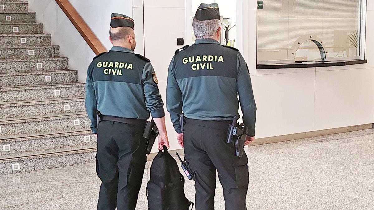 Agentes de la Guardia Civil en el aeropuerto Seve Ballesteros.