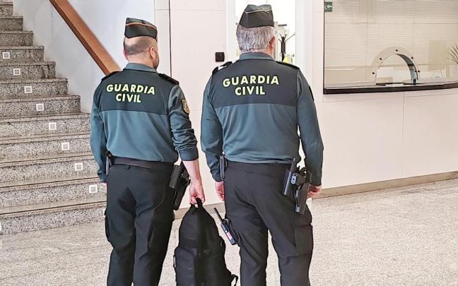 Agentes de la Guardia Civil en el aeropuerto Seve Ballesteros.