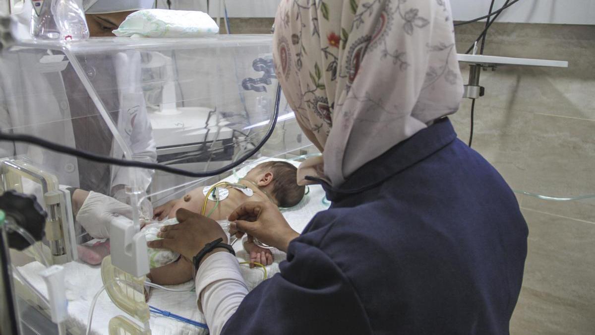 Una trabajadora médica atiende a un bebé con desnutrición en el Hospital Kamal Aduan en una imagen de archivo.