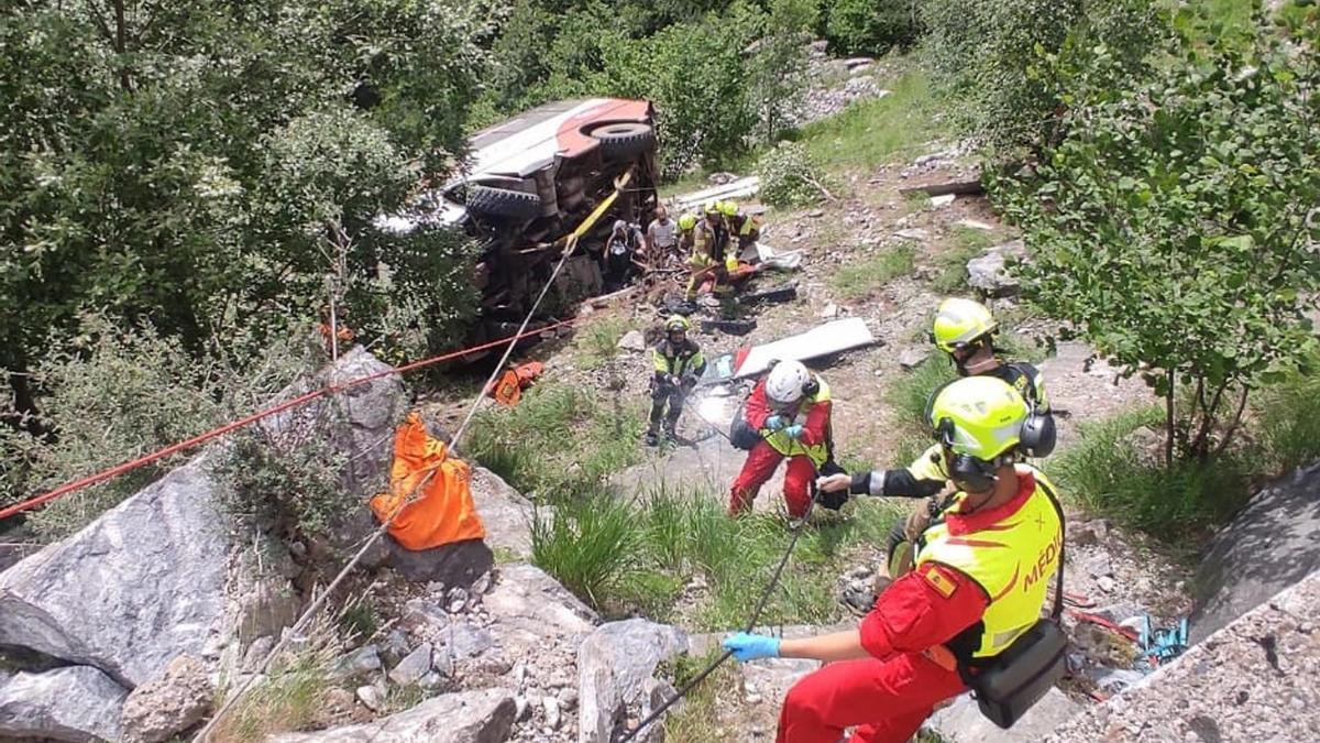 El microbús se ha despeñado desde quince metros de altura.