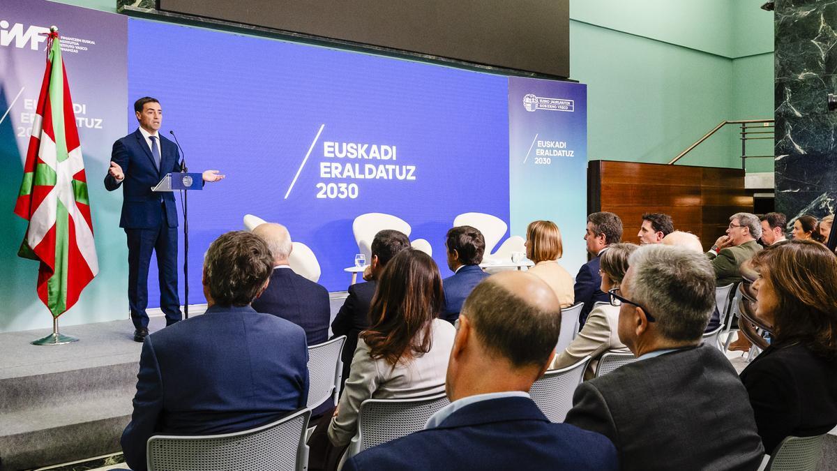 El lehendakari, Imanol Pradales, durante la presentación del Plan.