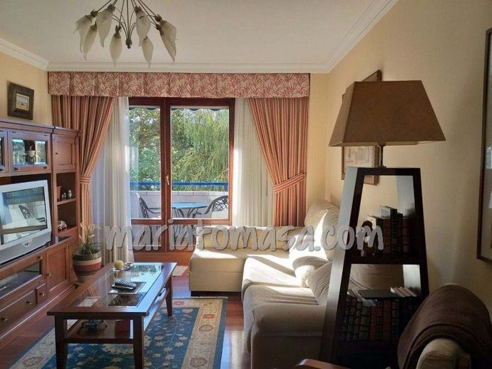 Piso con piscina y plaza de garaje en Castro-Urdiales.