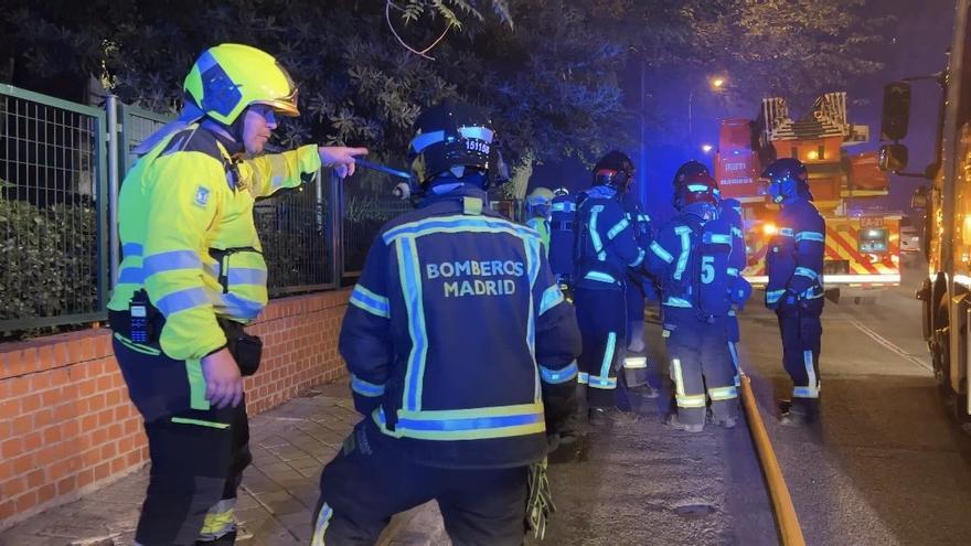 Una dotación de bomberos sofoca un incendio en una vivienda de Madrid.