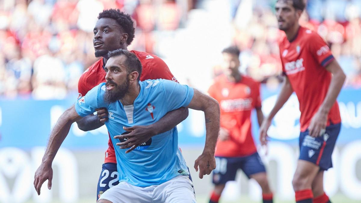 Enzo Boyomo en imagen disputando un balón con Borja Iglesias en el Osasuna-Celta de la primera vuelta. Foto: JAVIER BERGASA / OSKAR MONTERO