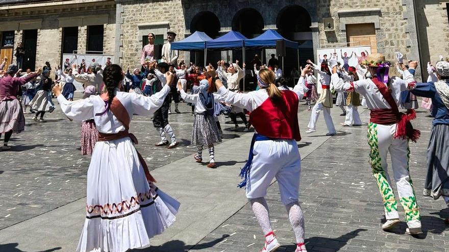 Exhibición de danzas vascas de Aiara Dantza Taldea en la Euskal Jaia de Amurrio en 2025
