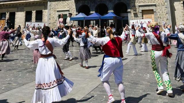 Exhibición de danzas vascas de Aiara Dantza Taldea en la Euskal Jaia de Amurrio en 2025