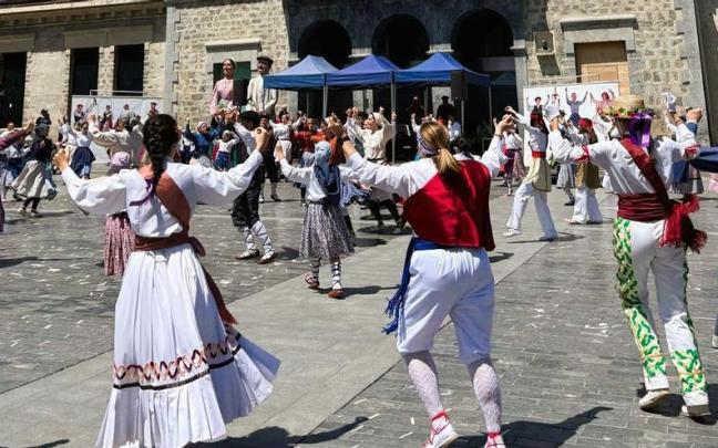 Exhibición de danzas vascas de Aiara Dantza Taldea en la Euskal Jaia de Amurrio en 2025