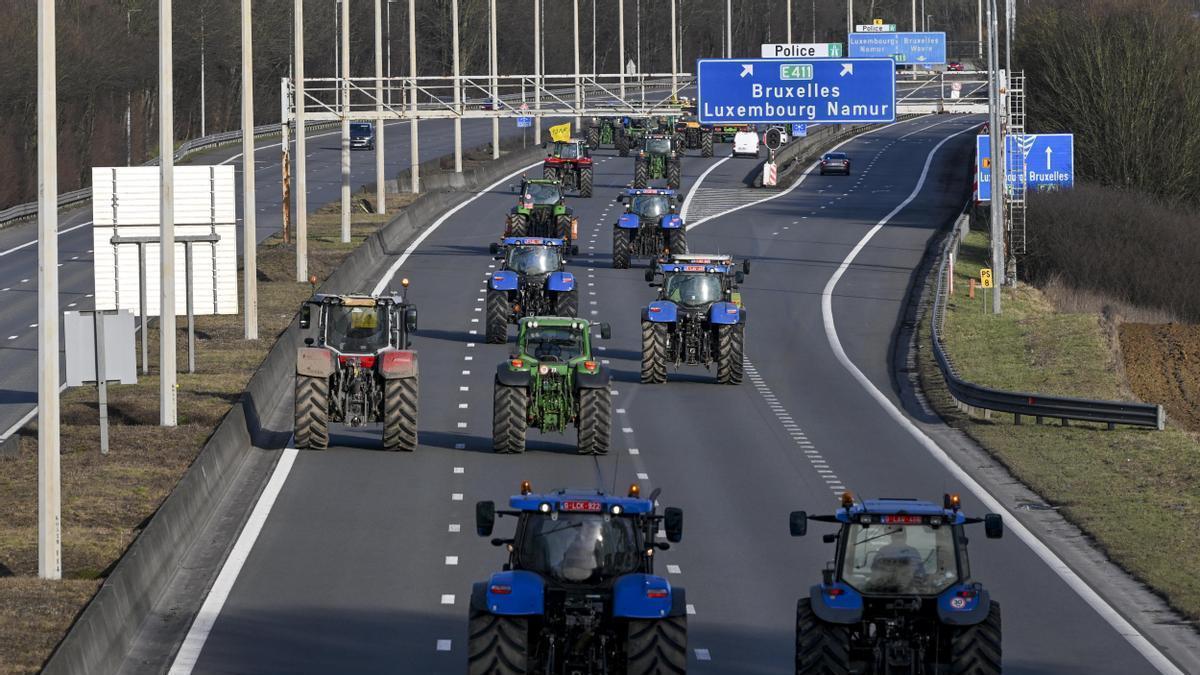 Agricultores franceses bloquean una autopista.
