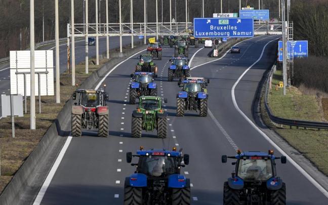 Agricultores franceses bloquean una autopista.