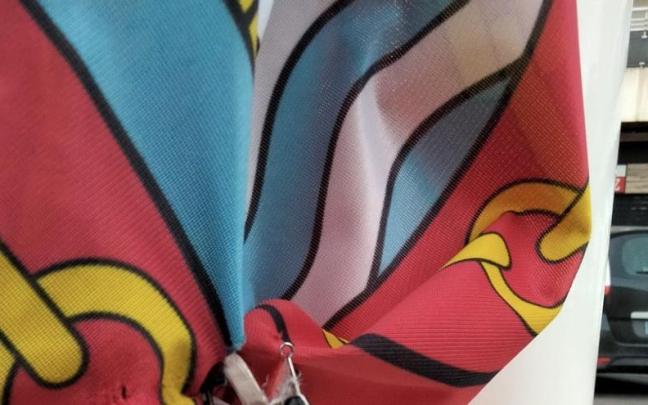 Anzuelo que ha aparecido enganchado en la bandera de Tudela