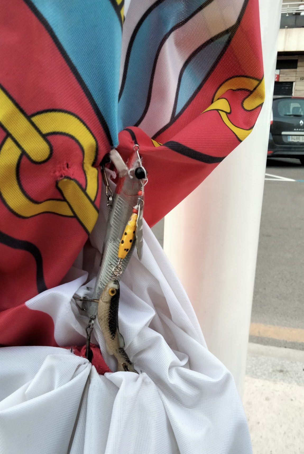 Vista ampliada del anzuelo que ha aparecido enganchado en la bandera de Tudela