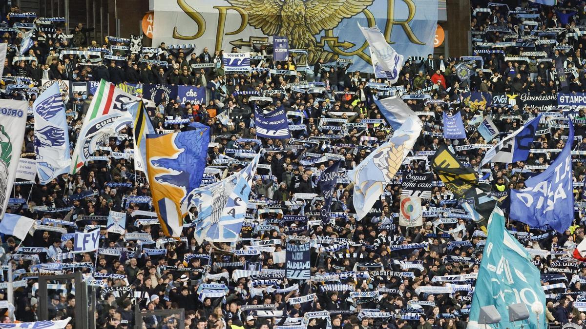 La Curva Nord del Stadio Olimpico, donde se sitúan los ultras de la Lazio, durante el partido contra la Real Sociedad. / FABIO FRUSTACI / EFE