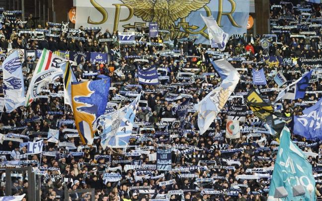 La Curva Nord del Stadio Olimpico, donde se sitúan los ultras de la Lazio, durante el partido contra la Real Sociedad. / FABIO FRUSTACI / EFE