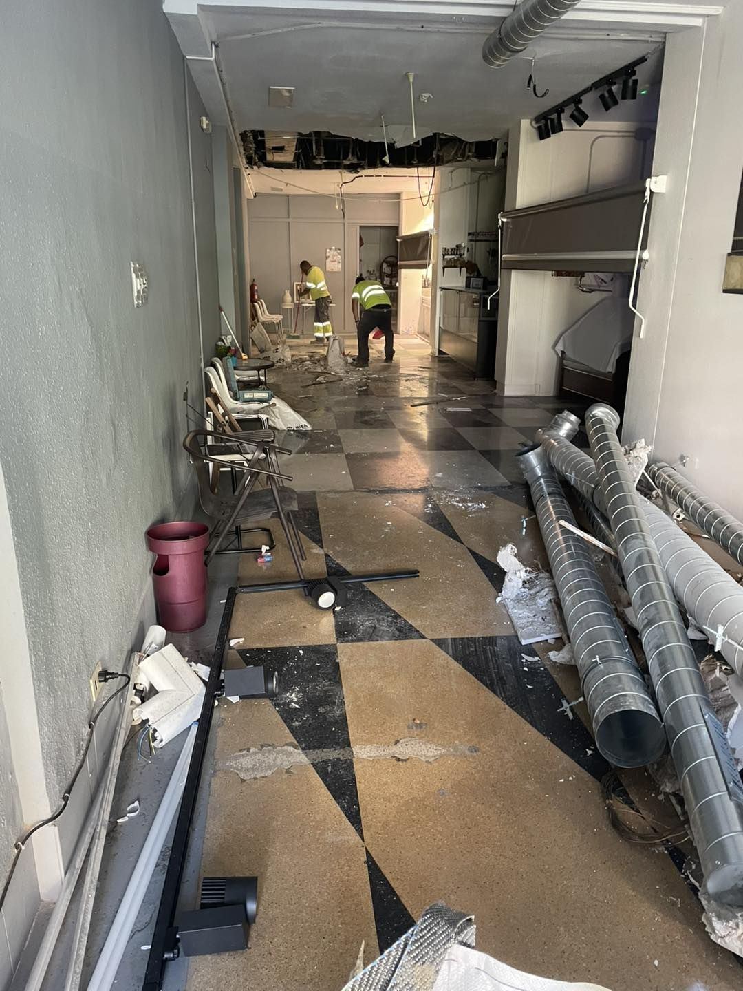 Interior del mercado a las 10.00 horas de este viernes durante la obra de reparación