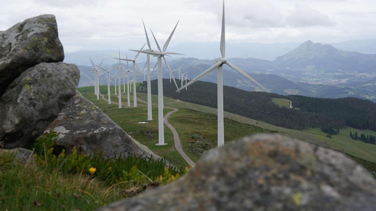 Vista de los molinos de viento en el monte Oiz.