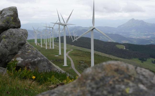 Vista de los molinos de viento en el monte Oiz.
