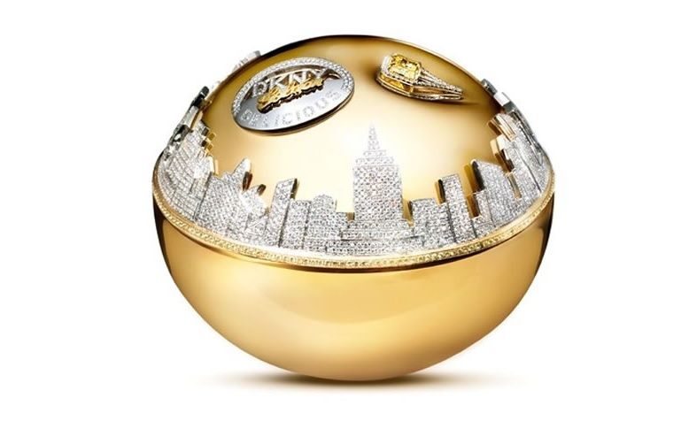 Frasco de DKNY Golden Delicious con forma de manzana.