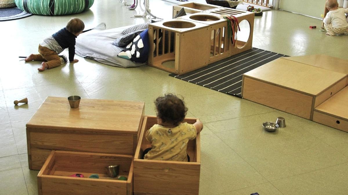 Un grupo de niños entretenidos en una haurreskola